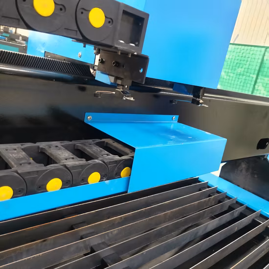 Découpeuse automatique de laser d'alimentation de bobine avec la plate-forme de coupe de convoyeur